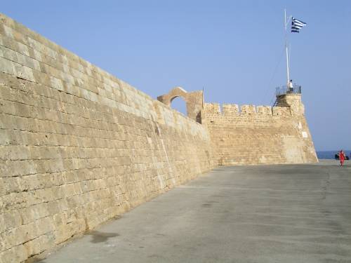 Die griechische Flagge der Firkas Bastion am Eingang zum Hafen von Chania