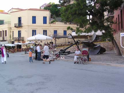 Η πλατεία έξω από το Ναυτικό Μυυσείο