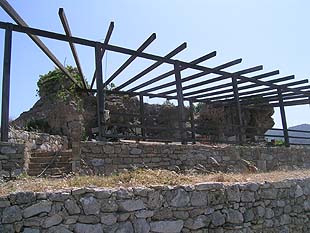 Buildings on the barrow of Polirinia