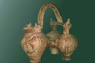 Vase à triple culte Postpalatial et avec des oiseaux de la nécropole de Myrsini