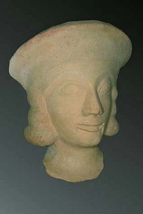 Testa di statua in terracotta, trovata vicino Sitìa, del Periodo Dedalico (VII sec. a.C.)