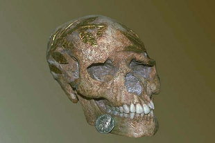 Kranzumwundener Kopf und Obolus für Charon vom Potamos-Friedhof, 1. Jahrhundert n.Chr