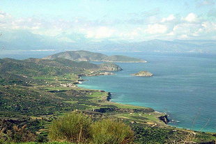 Sito minoico di Mochlòs visto dalla strada per Sitìa