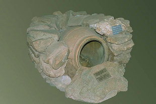 Pithos, avec un tombeau d'un enfant trouvé dans la nécropole de Kritsa