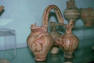 Vase à triple culte Postpalatial et avec des oiseaux de la nécropole de Myrsini