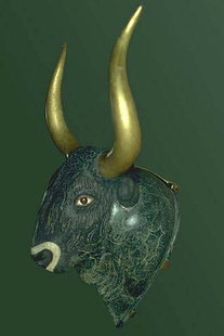 Ritone in steatite a forma di testa di toro, proveniente da palazzo minore di Knossos