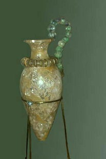 Vaso in cristallo di rocca con decorazione ad anello in filo di bronzo