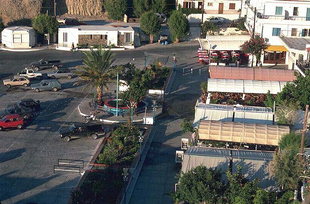 Der zentrale Platz am Hafen und der Ort Agia Galini