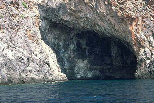 Μια θαλάσσια σπηλιά κοντά στην Παλαιόχωρα
