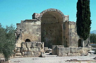 Die Agios Titos-Kirche mit der römischen Agora im Vordergrund, Gortyn
