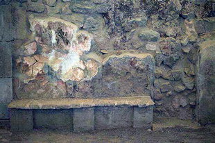 Eine Bank und Spuren von der Wandbemalung im Ostflügel, Agia Triada