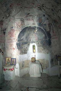 Das Innere der Agios Georgios-Kirche in Tzitzifes