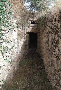 Minoan tholos tomb in Stylos