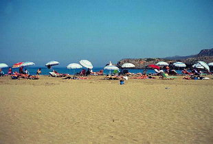 La plage de Malia près de l'endroit archéologique