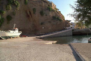 La rampe pour les bateaux à Agia Galini