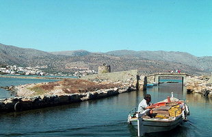 La strada sopraelevata che porta a Spinalonga