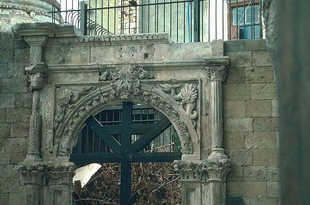 The portal of the Zangaroli mansion that stood in the Kastelli, Chania