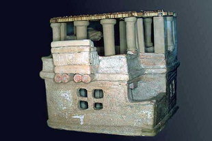 Un modèle en terre cuite d'une maison trouvé à Arhanes