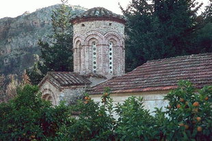 Der dekorative Kuppelsockel der Agios Nikolaos-Kirche in Kyriakoselia