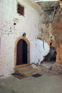 L'entrée comme d'une forteresse du Monastère de Kapsa