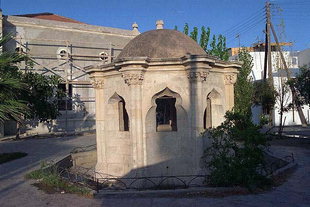 Türkischer Brunnen vor einer Moschee