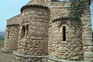 Les absides de l'église de la Panagia Serviotisa avec les décorations en briques, Stylos