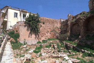 Die Kastelli-Stadtmauer und eine minoische Stätte in Kastelli