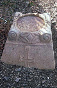 Αρχαία ευρήματα έξω από την εκκλησία στη Σούγια
