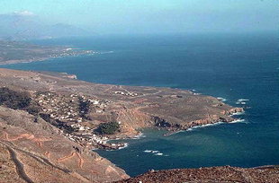 Il porto di Hora Sfakìon visto dalla strada per Anòpolis