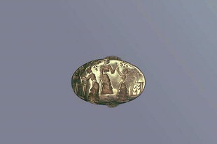 The gold ring showing a goddess and her worshippers