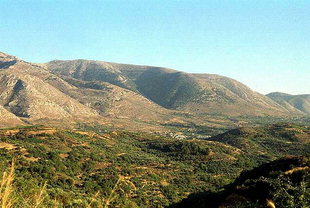 La catena montuosa di fronte al sito di Lyttòs