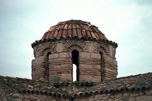 La coupole et le tambour de l'église de la Panagia Serviotisa, Stylos