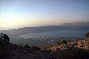 La Baie de Souda et la ville de Chania