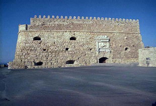 Η κύρια εξώθυρα στο φρούριο Κούλες στο Ηράκλειο