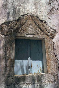 La fenêtre de l'église d'Agios Ioannis, Etia