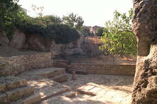 Ερείπια μπροστά από την εκκλησία του Αγίου Ιωάσαφ στον Άγιο Θωμά