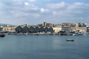 Die venezianischen Arsenali, von den Hafenmauern aus gesehen, Chania