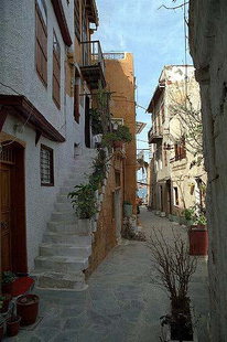 Una strada con molti ruderi di epoca veneziana, Chanià