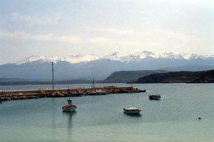 Το λιμάνι του Μαραθίου και τα Λευκά Όρη
