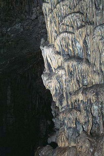 Stalagmites et stalactites dans la grotte de Dikteon