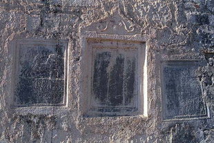 Το πίσω παράθυρο της βασιλικής του Αγίου Ιωάννη στο Λιλιανό
