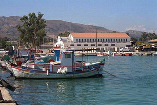 Il porto di pescherecci di Souda