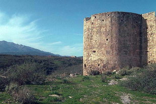 Το Τουρκικό κάστρο και η Βυζαντινή μονή πίσω από το κάστρο στην  Άπτερα