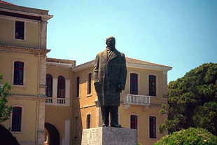 La statua di Elefthèrios Venizelos di fronte ai Dikastiria (il Tribunale) di Chanià