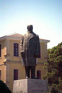 La statua di Elefthèrios Venizelos di fronte ai Dikastiria (il Tribunale) di Chanià