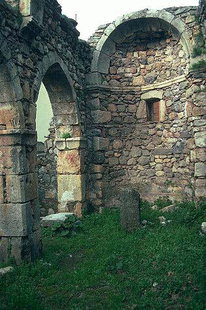 I ruderi della chiesa bizantina a doppia navata di Michael Archangelos ad Axos
