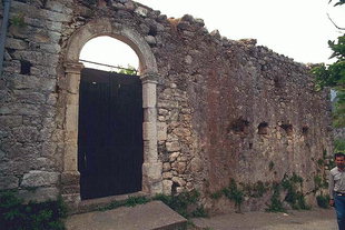 Venezianisches Portal im Dorf Argiroupolis