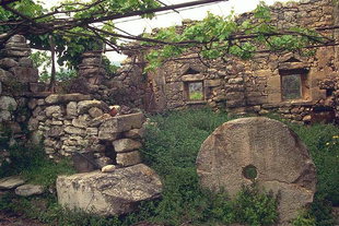Ruderi inseriti in un muro nel paese di Argiroùpolis