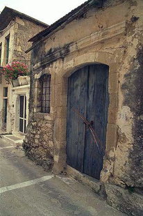 Venezianisches Portal im Dorf Argiroupolis