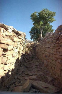 Die minoische Stätte von Zominthos - Spuren eines Erdbebens sind noch an der Mauer zu sehen